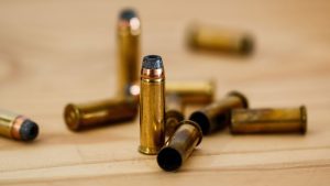 Pide dinero para hacerse un tatuaje, pero compra un arma para perpetrar una masacre en su escuela