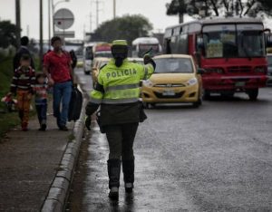 Supuesto abogado de la Contraloría insultó a patrullera de tránsito por una multa