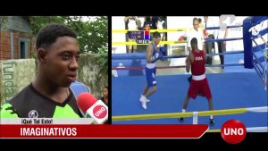 Entrenador de medallista olímpico prepara a sus alumnos en ring de boxeo imaginario