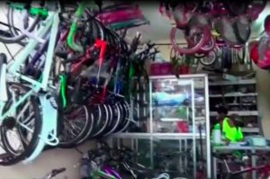 Les cambian el color o las desguazan: vea cómo mafias “desaparecen” bicicletas en Bogotá