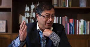 Los oficiales retirados protestan contra Petro