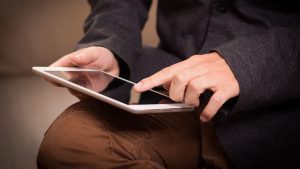 Diputado ruso pisotea su iPad en respuesta a las sanciones de EE.UU.