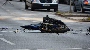 Diplomático estadounidense ebrio ignora la luz roja y atropella mortalmente a un motociclista
