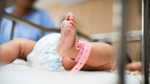 Una enfermera golpea y arroja varias veces contra una cama a una niña huérfana de 8 meses
