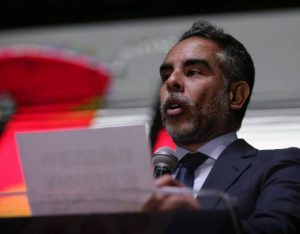 Si le bajan los impuestos a los ricos, no generaremos más empleo según el Senador Armando Benedetti.