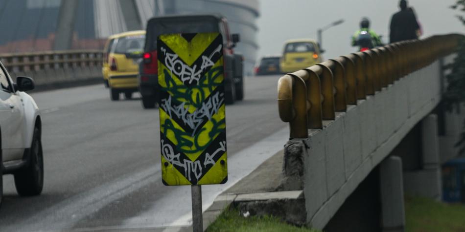 Vandalismo, el terror de las señales de tránsito en Bogotá