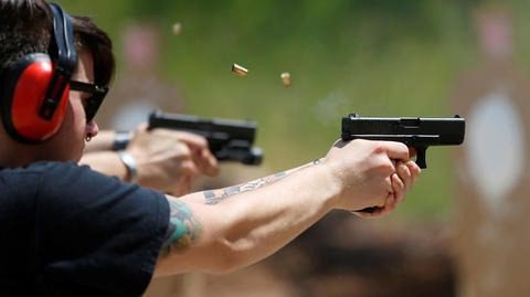 ¿Cuáles son los requisitos para portar un arma de forma legal?