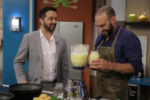 «El jugo del sol», la bebida que te enseña y prepara Leo Morán