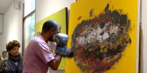 Con puños, boxeador hace obras de arte