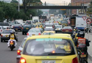 Desde el Concejo de Bogotá advierten que 50 % de carros superan los 10 y 20 años de antigüedad