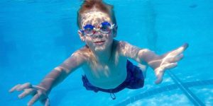 Video capta el momento en que niño es succionado por la tubería de una piscina