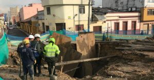 Hueco gigante aparece en calle del centro histórico de Bogotá
