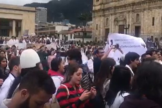 Médicos residentes protestan en la Plaza de Bolívar de Bogotá
