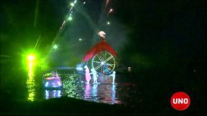 Caminata sobre el agua en la clausura del Festival de Teatro