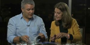 ¿Innovador? Iván Duque contestó preguntas mientras llenaba el Panini