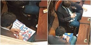 ¡Insólito! Dos políticos cambian láminas del Mundial en plena Asamblea del Congreso