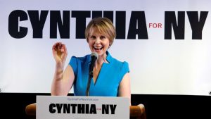 Estrella de ‘Sex and the City’ camina con un cartel sobre el pecho durante una huelga universitaria
