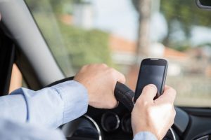Por andar en WhatsApp: 40 personas son multadas al día en Bogotá por chatear y conducir