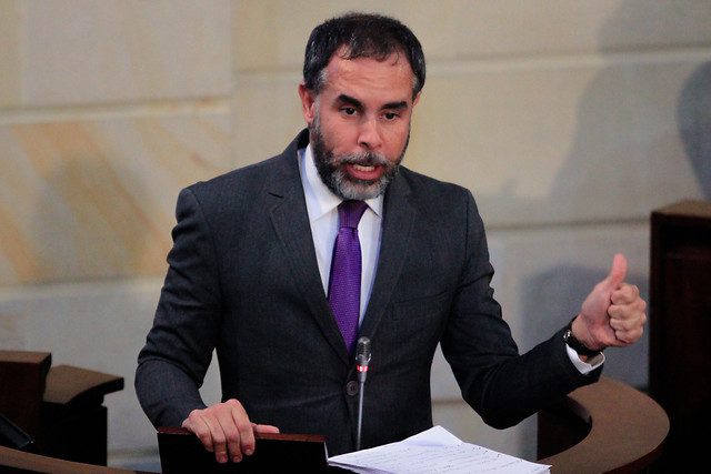 “Vivir para ver, 8 años defendiendo la paz y ahora le dan la espalda”: Armando Benedetti
