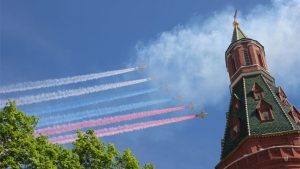 Los mejores equipos bélicos de Rusia sobrevuelan y desfilan por la Plaza Roja