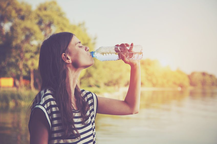¿Cómo tomar agua de otra manera y obtener excelentes resultados?