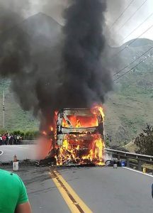 Un bus de turismo se incendió en la vía Pasto-Ipiales