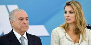 Primera dama de Brasil se lanza a un lago para rescatar a su perro