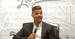 Ricky Martin revela que sufrió un polémico caso de acoso