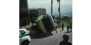 Buseta al parecer con pasajeros a bordo se volcó en el barrio Lomas de Bogotá
