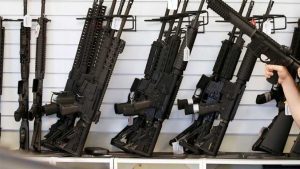 Un niño de 4 años muestra su destreza con el rifle en una feria de armas de EE.UU.