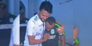 La descalificadora patada de Abel Aguilar a Camilo Zúñiga