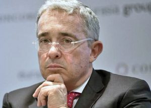 Cables que contienen declaraciones de que ex líder colombiano está vinculado a narcotraficantes