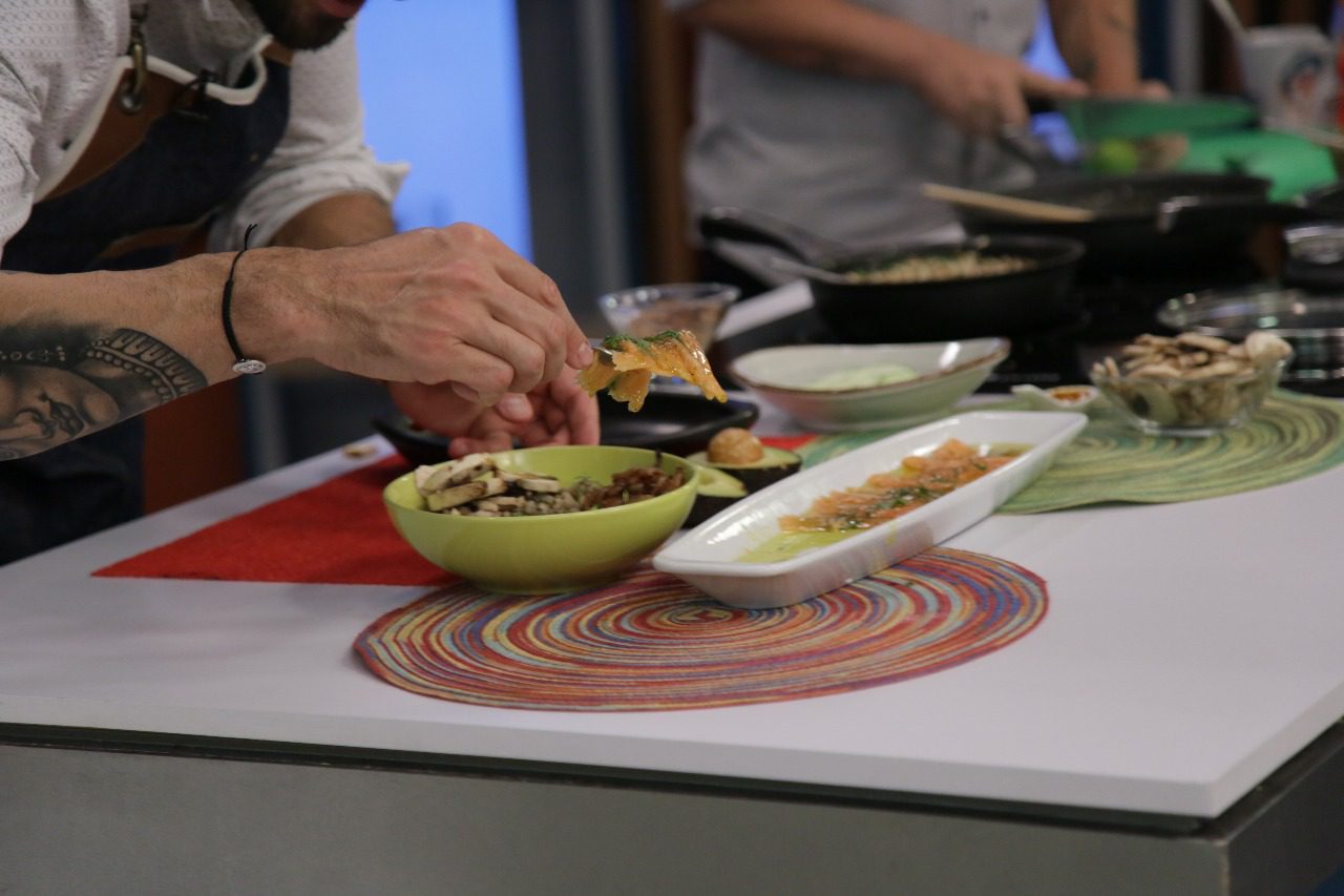 Cuenco de salmón en la cocina de Leo Morán