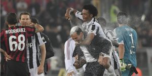 La particular celebración de Cuadrado en el título de la Juventus
