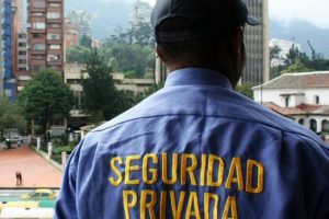 La responsabilidad de portar un arma a cargo de los operarios de seguridad privada
