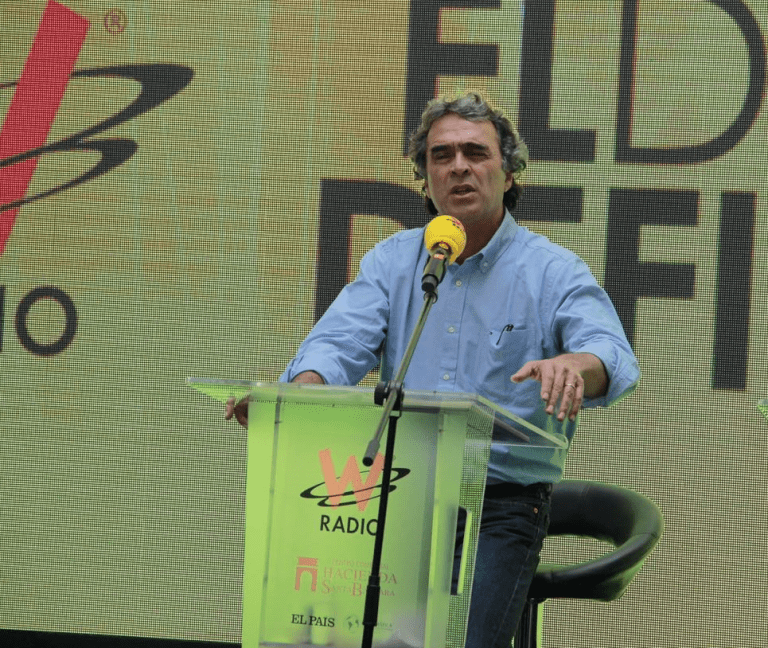 Candidatos desprecian debate de la W; sólo Fajardo asistió