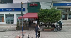 Ladrones (al parecer extranjeros) asaltan pizzería Papa John’s, en norte de Bogotá