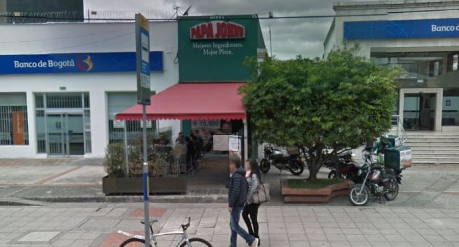 Ladrones (al parecer extranjeros) asaltan pizzería Papa John’s, en norte de Bogotá