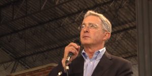 Uribe revela que el Gobierno lo alertó de un posible atentado en su contra