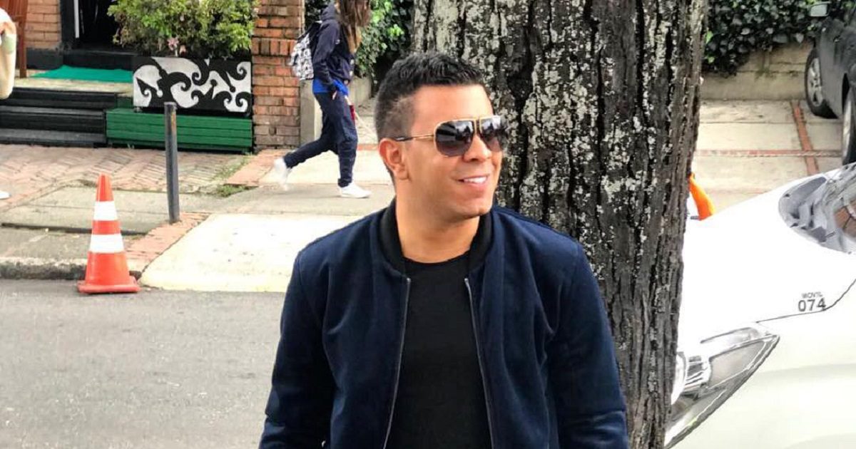 Cantante vallenato, pillado en infidelidad cuando su novia le cogió el teléfono