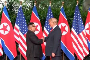 Histórico apretón de manos entre los mandatarios Kim Jong-Un y Donald Trump