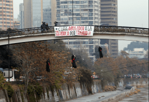 Figuras de Muñecos vestidos de cardenales aparecieron colgados en “Puente de los candados”