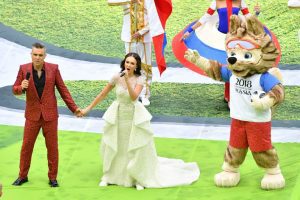El pólémico gesto de Robbie Williams en la inauguración de Rusia 2018