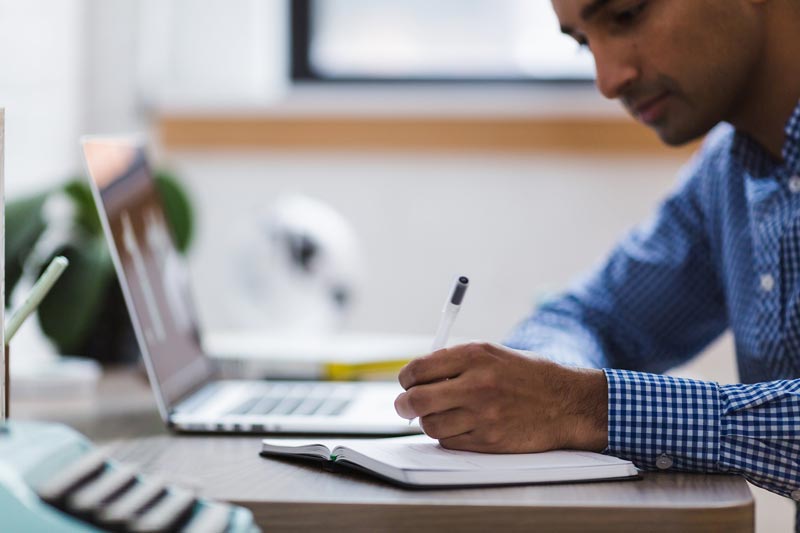 Cursar tus estudios a distancia es posible con el FNA