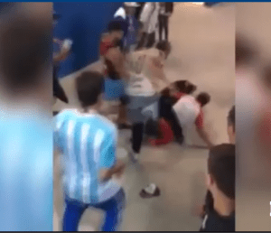 La salvaje y cobarde golpiza de barrabravas argentinos a dos hinchas croatas