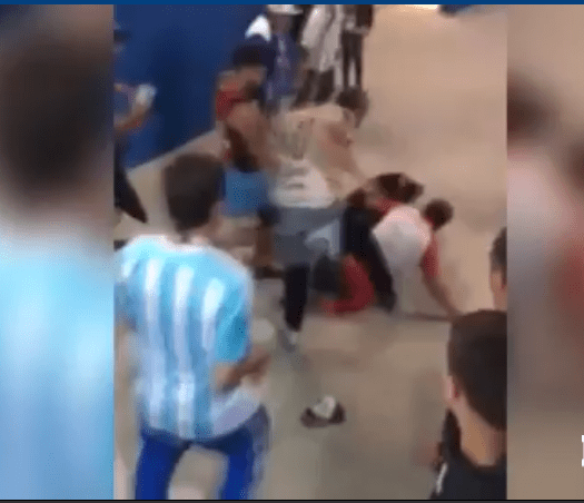La salvaje y cobarde golpiza de barrabravas argentinos a dos hinchas croatas