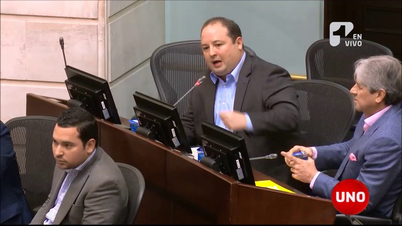 Dilema de 20 senadores que se debaten entre el mundial y las sesiones extras
