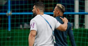 Alerta en selección de Brasil: Neymar abandona entrenamiento por dolor en tobillo