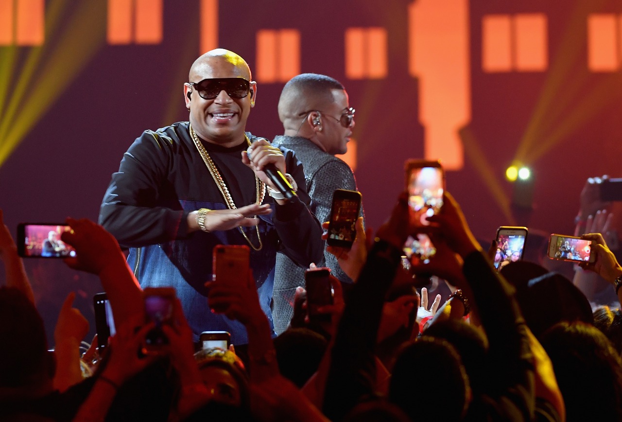  CORAL GABLES, FL - 06 de julio: Gente de Zona se presenta en el escenario durante 