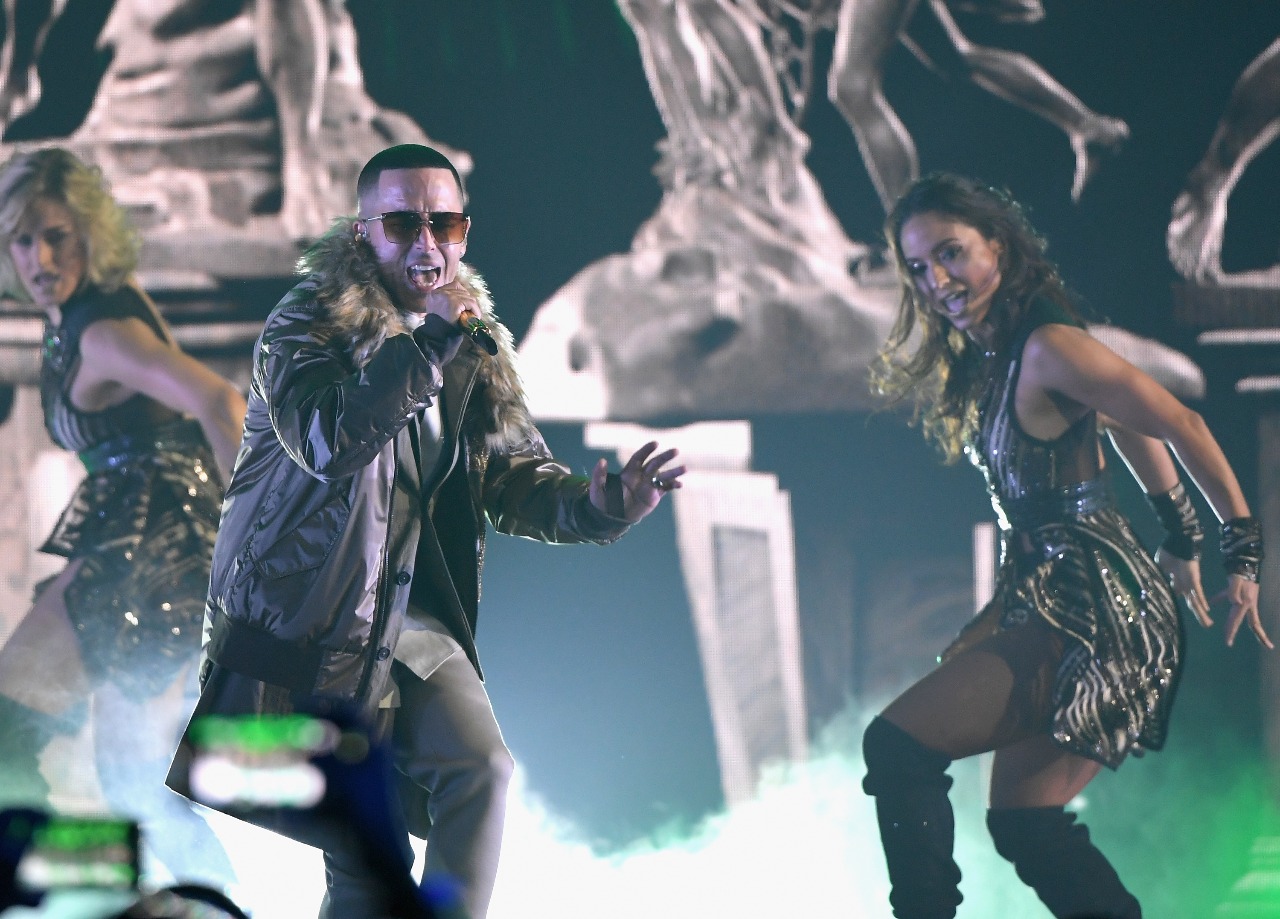  CORAL GABLES, FL - 06 de julio: Yandel se presenta en el escenario durante 